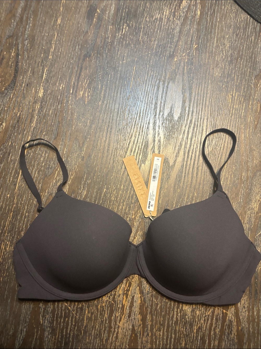 SKIMS Fits everybody onyx 32DD NWT T-Shirt Bra creases pads